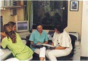 Das Bild zeigt Mitarbeiter eines Krankenhauses beim Lesen des Metrik Mitarbeiterfragebogens.