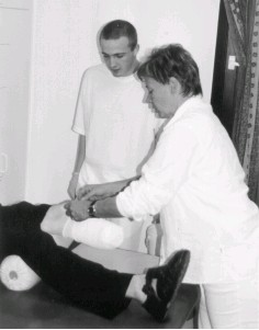 Das Bild zeigt zwei Angestellte eines Krankenhauses bei der alltäglichen Arbeit