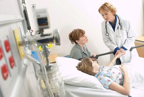 Ärztin kümmert sich im Krankenhaus um einen Patienten