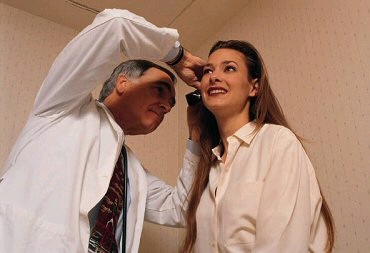 Das Bild zeigt einen einweisenden Arzt während der Untersuchung eines Patienten