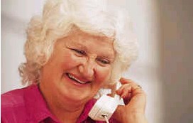 Das Bild zeigt eine Dame bei einer telefonischen Befragung